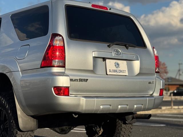 ハイラックスサーフ ＳＳＲ－Ｘ　後期　修復無　社外足廻リフトアップ　ＮＩＴＲＯ　ＰＯＷＥＲ１７ｉｎｃｈＡＷ　社外フロントグリル　Ｆフォグ　純正サイドステップ　ドアバイザ－　開閉式リアウインドウ　７型ナビ・ＴＶ・バックカメラ　ＥＴＣ（42枚目）