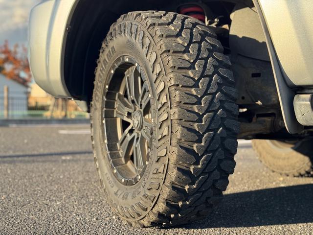 ハイラックスサーフ ＳＳＲ－Ｘ　後期　修復無　社外足廻リフトアップ　ＮＩＴＲＯ　ＰＯＷＥＲ１７ｉｎｃｈＡＷ　社外フロントグリル　Ｆフォグ　純正サイドステップ　ドアバイザ－　開閉式リアウインドウ　７型ナビ・ＴＶ・バックカメラ　ＥＴＣ（49枚目）