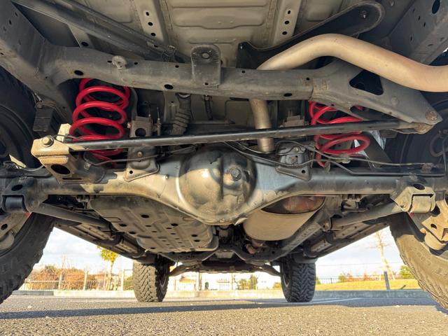 ハイラックスサーフ ＳＳＲ－Ｘ　後期　修復無　社外足廻リフトアップ　ＮＩＴＲＯ　ＰＯＷＥＲ１７ｉｎｃｈＡＷ　社外フロントグリル　Ｆフォグ　純正サイドステップ　ドアバイザ－　開閉式リアウインドウ　７型ナビ・ＴＶ・バックカメラ　ＥＴＣ（52枚目）