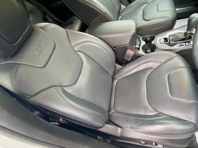 ジープ・チェロキー リミテッド　衝突軽減ブレーキ　ＬＥＤヘッドライト　クリアランスソナー　Ｕコネクトナビ　ＡｐｐｌｅＣａｒｐｌａｙ　黒革Ｐシート　シートヒーター＆ベンチレーション　アダプティクルーズ　電動リアゲート　純正１８ＡＷ（31枚目）