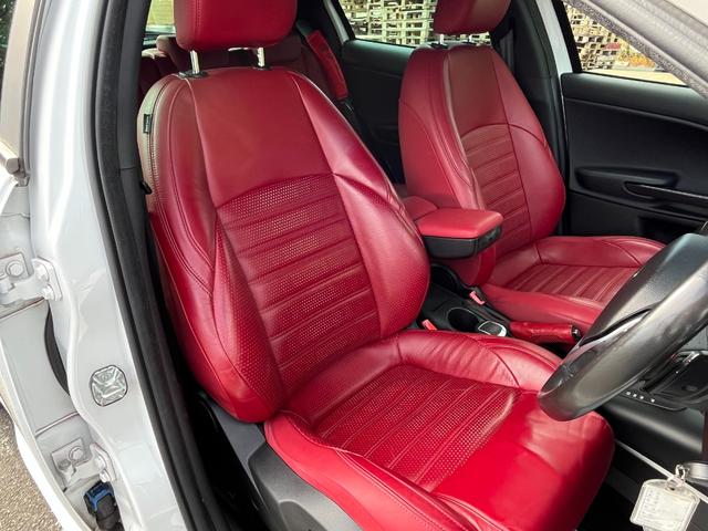 ジュリエッタ ヴェローチェ クオーレロッソ ワンオーナー 全国限定40台 アルファホワイト&レッドレザーシート 特別カラーコンビ車 パワーシート&ヒーター 純正OPカロナビ Bトゥース TV HID ETC クルコン 純正ブレンボ 純正18AW(4枚目)