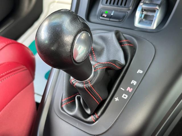 ジュリエッタ ヴェローチェ クオーレロッソ ワンオーナー 全国限定40台 アルファホワイト&レッドレザーシート 特別カラーコンビ車 パワーシート&ヒーター 純正OPカロナビ Bトゥース TV HID ETC クルコン 純正ブレンボ 純正18AW(65枚目)