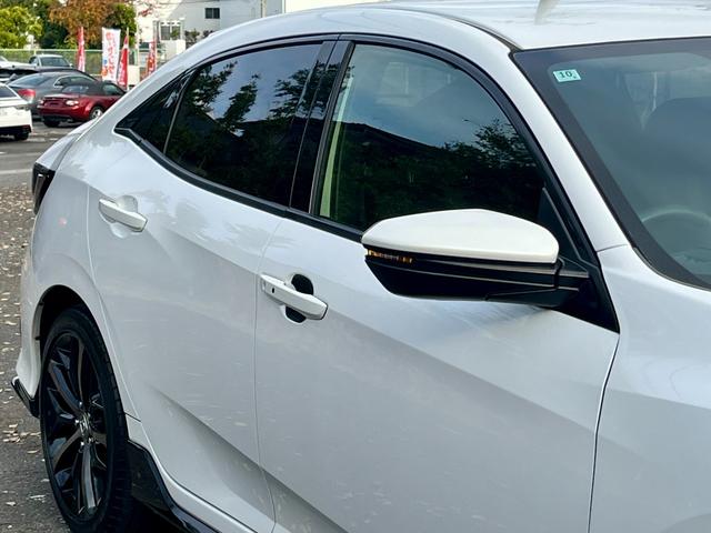 シビック ハッチバック　ホンダセンシング　後期型　６ＭＴ　革コンビシート（プライムスムースＸファブリック）　運転席８Ｗａｙ／助手席４Ｗａｙパワーシート　純正ナビ　ＴＶ　Ｂトゥース　バックカメラ　ＥＴＣ２．０　　シートヒーター　純正１８ＡＷ（13枚目）