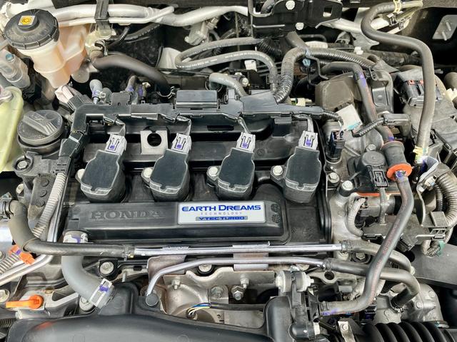 シビック ハッチバック　ホンダセンシング　後期型　６ＭＴ　革コンビシート（プライムスムースＸファブリック）　運転席８Ｗａｙ／助手席４Ｗａｙパワーシート　純正ナビ　ＴＶ　Ｂトゥース　バックカメラ　ＥＴＣ２．０　　シートヒーター　純正１８ＡＷ（16枚目）