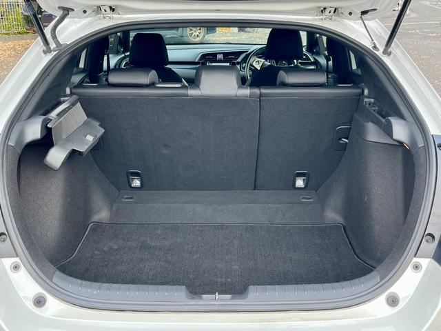 ラゲッジルーム！リアシートは分割可倒式です！