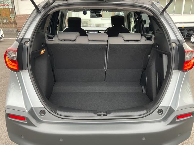 フィット ｅ：ＨＥＶクロスター　ナビ　ＥＴＣ２．０　前後ドラレコ　Ｂカメラ　車線逸脱抑制機能　ＬＥＤヘッドライト　クルコン　サイド＆カーテンエアバック　電動パーキングブレーキ　衝突被害軽減ブレーキ　障害物センサー　オートハイビーム（41枚目）