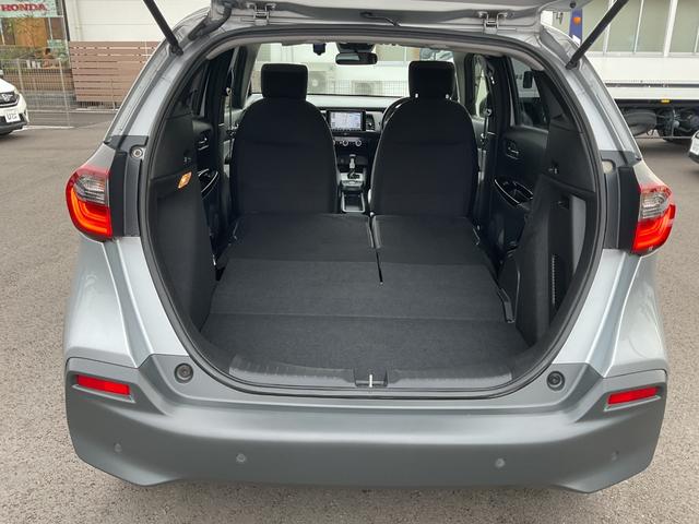 フィット ｅ：ＨＥＶクロスター　ナビ　ＥＴＣ２．０　前後ドラレコ　Ｂカメラ　車線逸脱抑制機能　ＬＥＤヘッドライト　クルコン　サイド＆カーテンエアバック　電動パーキングブレーキ　衝突被害軽減ブレーキ　障害物センサー　オートハイビーム（42枚目）