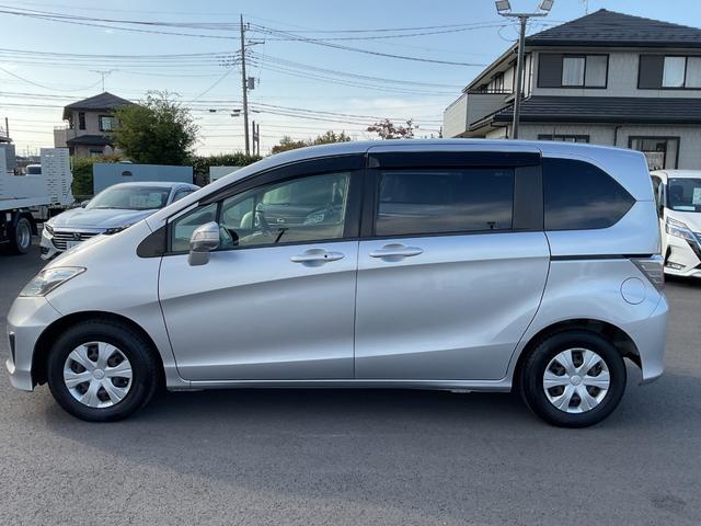 フリード Ｇ　ジャストセレクション　ナビ　ＥＴＣ　バックカメラ　片側電動スライドドア　ＨＩＤヘッドライト　スマートキー　オートエアコン　衝突安全ボディ　横滑り防止機能　パワステ　エアバック　電動ミラー　オートライト（3枚目）