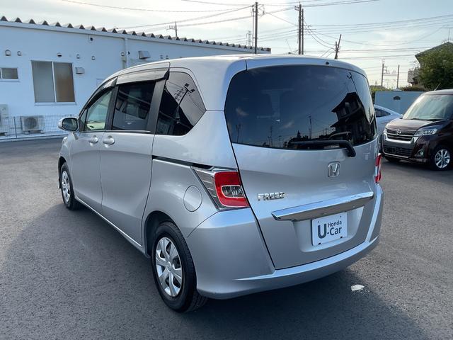 フリード Ｇ　ジャストセレクション　ナビ　ＥＴＣ　バックカメラ　片側電動スライドドア　ＨＩＤヘッドライト　スマートキー　オートエアコン　衝突安全ボディ　横滑り防止機能　パワステ　エアバック　電動ミラー　オートライト（4枚目）