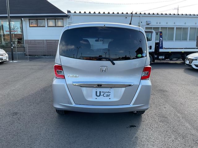 フリード Ｇ　ジャストセレクション　ナビ　ＥＴＣ　バックカメラ　片側電動スライドドア　ＨＩＤヘッドライト　スマートキー　オートエアコン　衝突安全ボディ　横滑り防止機能　パワステ　エアバック　電動ミラー　オートライト（5枚目）