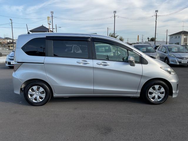 フリード Ｇ　ジャストセレクション　ナビ　ＥＴＣ　バックカメラ　片側電動スライドドア　ＨＩＤヘッドライト　スマートキー　オートエアコン　衝突安全ボディ　横滑り防止機能　パワステ　エアバック　電動ミラー　オートライト（7枚目）