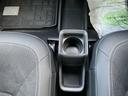 運転席と助手席中央にはドリンクホルダーがございます♪
