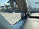 助手席前のピラーには左側の死角を確認できるミラーが付いております☆