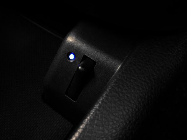 エルグランド ３５０ハイウェイスタープレミアムアーバンクロム　／４ＷＤ／Ｗサンルーフ／温冷庫コンソール／純正ツインモニター／全周囲カメラ／黒革メモリＰシート／シートヒーター／電動ゲート／両電動ドア／プリクラッシュ／前後ドラレコ／１オナ／記録簿／禁煙／全国１年保証（18枚目）