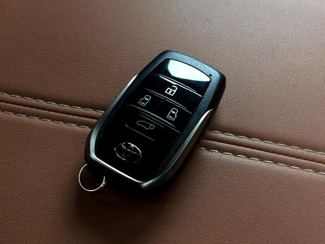 ヴェルファイアハイブリッド エグゼクティブラウンジ　／４ＷＤ／モデリスタエアロ＆グリル／イルミルーフスポイラー／シグネチャーイルミ／ユニバーサルステップ／左右ムーンルーフ／ツインモニター／全周囲カメラ／茶革／ドラレコ／関東１オナ／記録簿／禁煙／保証継承（67枚目）