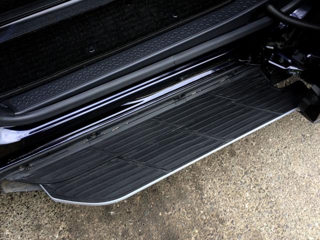 ユニバーサルステップは開けると自動的に展開される便利な機能を備えています！乗降時にスムーズなアクセスが可能となり、快適な移動を実現させます！