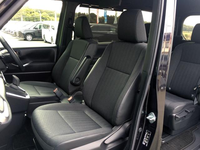 ホールド感もよく、長時間運転にも疲れにくい重厚なシートで、高級感を感じられるおしゃれなブラックカラーのシートです！