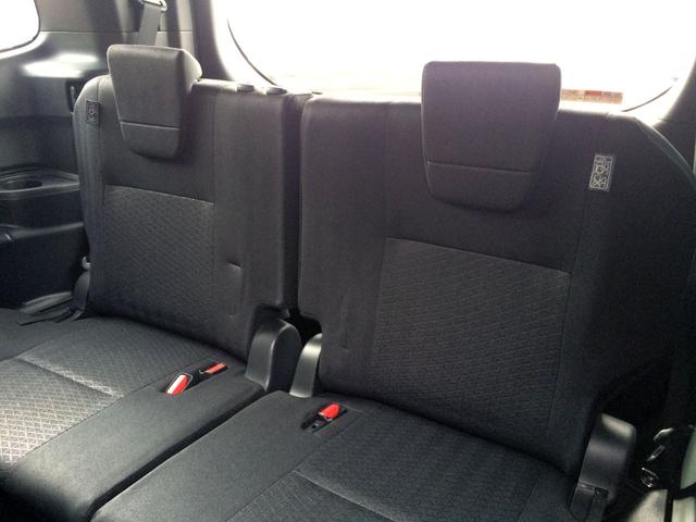 ３列目も広々していて、おくつろぎ頂けます！　５：５分割シートで、片方だけフラット格納してお荷物スペースに、もう片方は座席のままなどの、シートアレンジもできます！