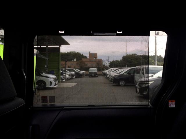 ２列目両サイドには日差しを防いでくれるサンシェードが装備されています！