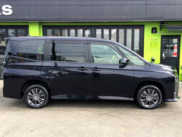 両側パワースライドドアなので、狭い場所や、坂道停車時などでも、力不要のワンタッチ電動開閉ドアなので、乗り降り楽々です！雨の日に便利なドアバイザーも付いています！