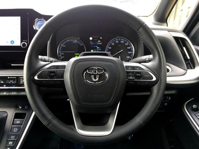 アクセルレス走行出来るクルコン、オーディオ操作やマルチインフォメーションディスプレイ操作が手元で出来るステアリングスイッチ搭載で、老若男女にも握りやすいサイズの、本革巻きステアリング！