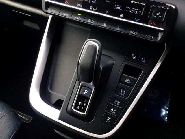 電動オートパーキングブレーキ、ブレーキホールド、エアコン操作パネルなど、機能満載のシフト回り！