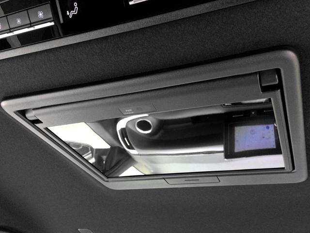 格納時はフラットになりますので、スッキリ格納できる、リヤモニターです！