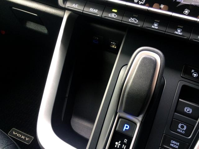 ふたを開けると中にはタイプＣ、ＵＳＢポートがあってふたをつけるとコードが収納できる仕様になっております！