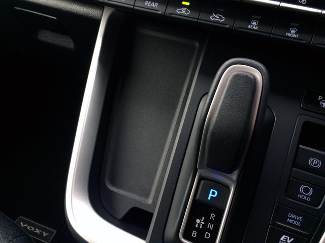 シフトレバー横には丁度スマホ等を置くのに便利なスペース！