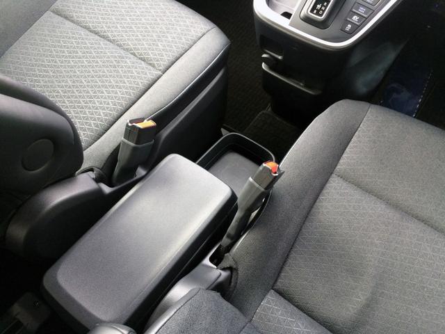 ドリンクホルダーも完備した、大容量ハイグレードコンソールボックス！