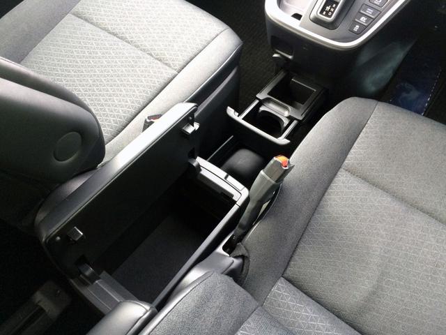 ドリンクホルダーも完備した、大容量ハイグレードコンソールボックス！