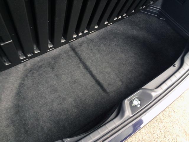 ラゲッジ床下には、うれしい大き目深めの収納スペースもございますので小物の収納にも便利ですね！