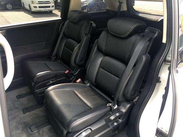 特等席の２列目オットマン付きプレミアムクレードルシート！　オットマン出して足を伸ばしたり、中央に寄せて後方にロングスライドしたり、シートアレンジ多彩です！