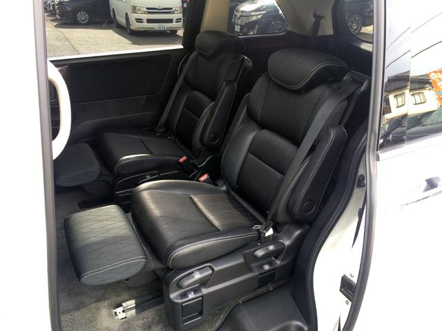 特等席の２列目オットマン付きプレミアムクレードルシート！　オットマン出して足を伸ばしたり、中央に寄せて後方にロングスライドしたり、シートアレンジ多彩です！