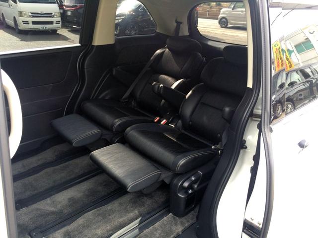 ２列目を真ん中に寄せるとこんなに後ろまで移動することができ広々とした空間んにすることができます！