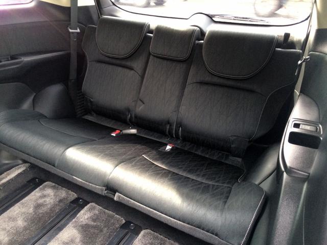 ３列目も広々しており、大人の方でも、ゆったりとおくつろぎ頂けます！特徴でもあるフラット格納も可能です！