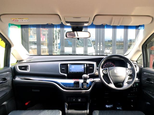 グローブボックス、小物入れ、前方上部へ突き出てくるリフトアップトレイ＆ドリンクホルダー２個など、大小様々な収納が機能的に配置された、スタイリッシュなブラックインテリアのインパネ周り！