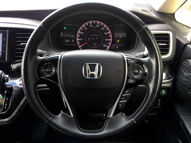 高速道路などで便利な、アクセルレス走行可能のクルーズコントロール＆オーディオ操作が手元で出来るステアスイッチ搭載の、高級感あふれる本革巻きステアリング！