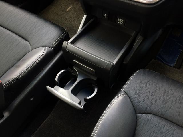 スライドアップ式リフトアップトレイには、ドリンクホルダーも格納式で完備されており、便利です！