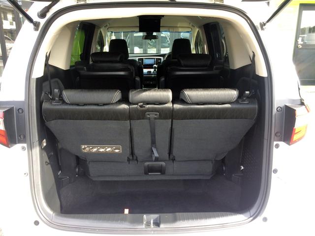 低床で広々したスクエアな形状のラゲッジスペース！