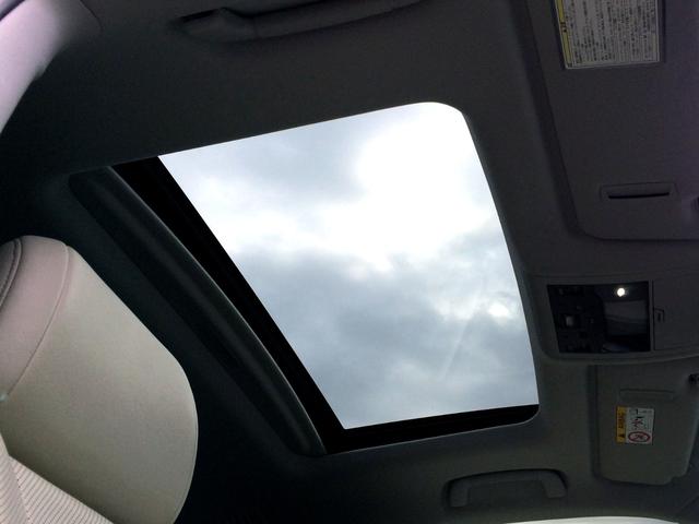 コレ、開放感が違います！オープンにしてもよし！チルトアップにしてもよし！星空、青空、すがすがしい空気を取り込みながら、快適ドライブに欠かせないサンルーフ！後付け不能な、是非とも欲しいサンルーフ！