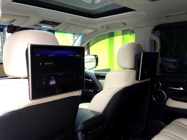 人気高額オプションの純正ヘッドレストリアモニターが装着されておりますので、ロングドライブなどでも退屈しませんね！