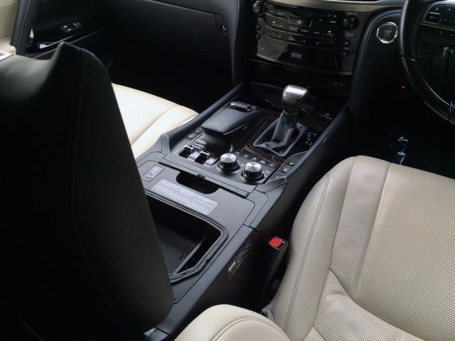 センターコンソールボックスはクールボックスとなっておりペットボトルが６本ほど収納でき暑い夏など大変便利になっております！