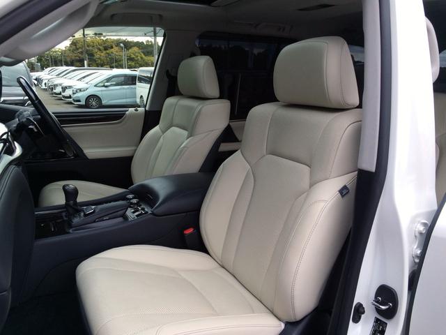 重厚感がありラグジーな黒本革フロントシート、しっかりとした座り心地は正に陸の王者！シティーユースから山道まで難なく走破するＬＸです！高速もどっしりと走ります！