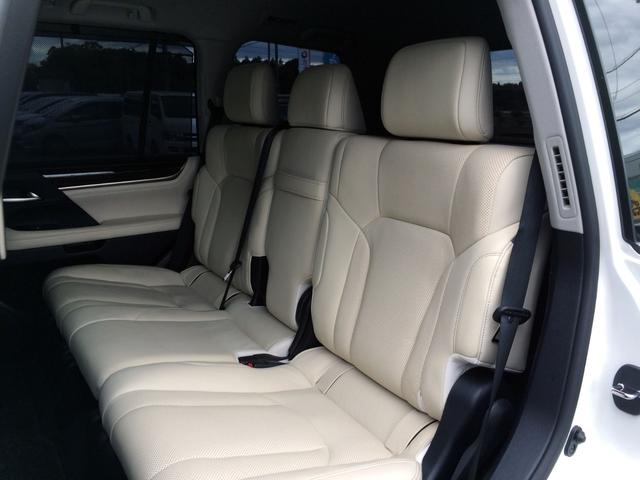 大人の方が３名座っても十分な広さが確保された、シートヒーター内蔵の広々２列目シート！