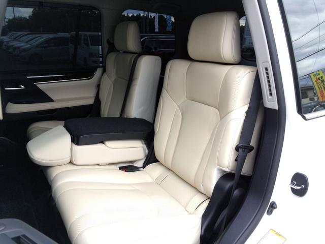 ドリンクホルダー内蔵のアームレストも備えられておりますので、ゆったりとお寛美いただけます！