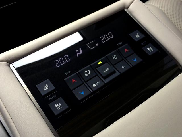 ２列目シートのひじ掛けにはエアコン操作と左右シートヒーター、シートエアコンが備わっています！