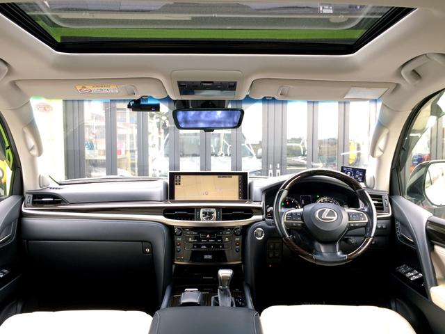 グローブボックス、小物入れ、ドリンクホルダー、大容量コンソールボックスなど、大小様々な収納が、機能的に配置された、高級感漂うインパネ周り！