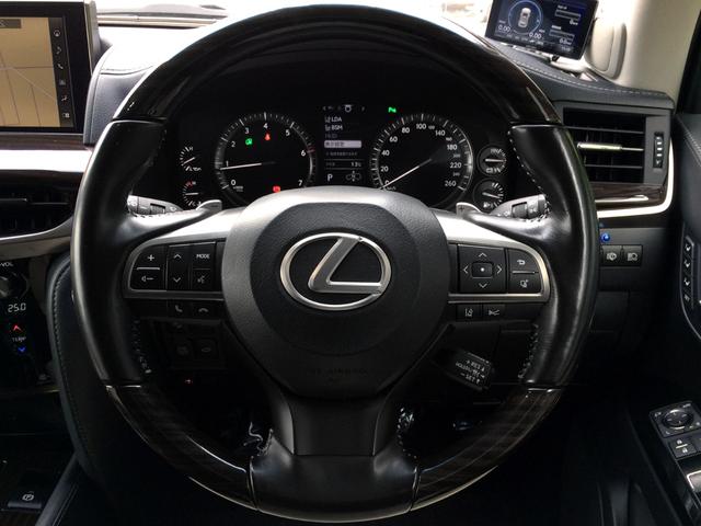 前車との距離を設定した車間でアクセルレス走行するレーダークルーズ＆オーディオ操作が手元で出来るステアリング！高級感のあるウッドコンビステアリングでＬＤＡ、各種インフォメーション等が手元操作可能です！