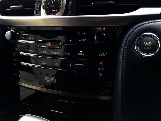 左右独立温度設定が可能なエアコンパネルスイッチ類やオーディオ操作もシンプルにわかりやすく操作出来ます。ブルーレイ対応です！アナログ時計もエレガントですね！